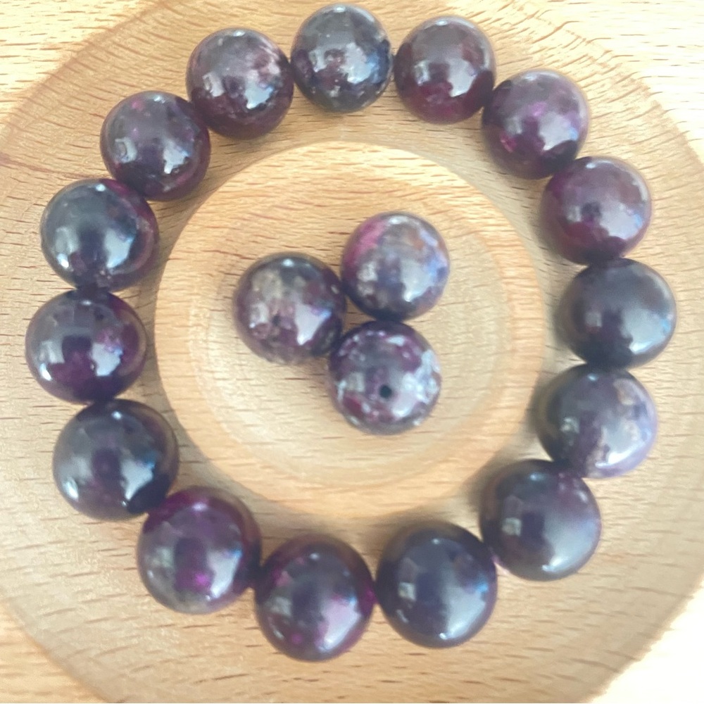 VERY RARE!! HQ  Sugilite gemstone/crystal 12 mm stretch bracelet